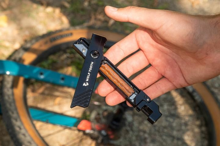8-Bit Chainbreaker + Utility Knife Multi-Tool - Wolf Tooth Components
