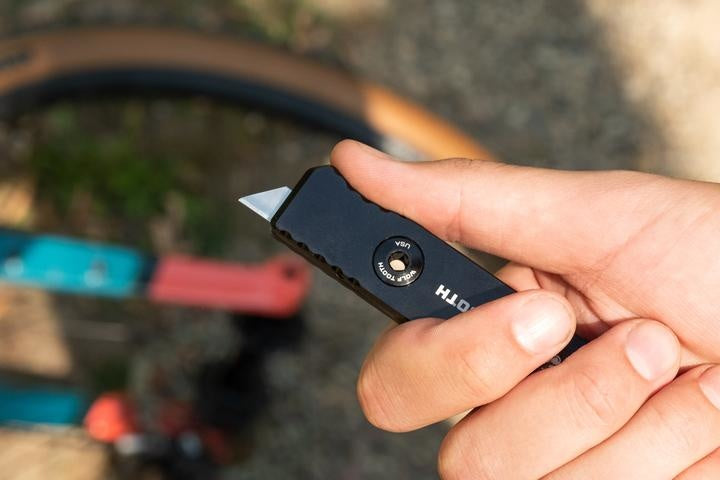 8-Bit Chainbreaker + Utility Knife Multi-Tool - Wolf Tooth Components